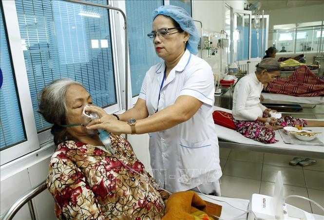 Trong ảnh: Khoa Lão - Hồi sức tích cực tại Bệnh viện Đa khoa quận Hải Châu (Đà Nẵng) thường xuyên cấp cứu, điều trị khoảng 200 – 230 bệnh nhân/tháng, trong đó 90% là người cao tuổi mắc các bệnh mãn tính không lây. Ảnh: Dương Ngọc - TTXVN