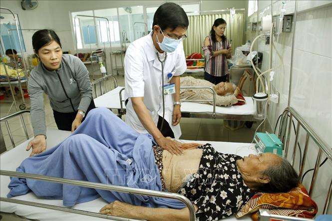 Trong ảnh: Khoa Lão - Hồi sức tích cực tại Bệnh viện Đa khoa quận Hải Châu (Đà Nẵng) thường xuyên cấp cứu, điều trị khoảng 200 – 230 bệnh nhân/tháng, trong đó 90% là người cao tuổi mắc các bệnh mãn tính không lây. Ảnh: Dương Ngọc - TTXVN
