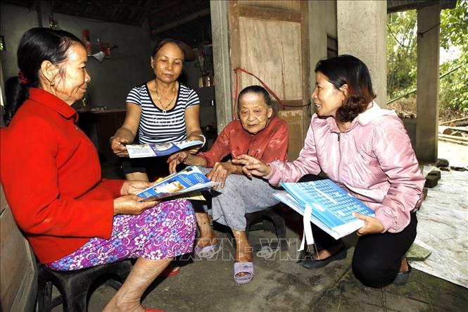 Trong ảnh: Cán bộ dân số tuyên truyền tư vấn cho cộng đồng hỗ trợ chăm sóc người cao tuổi có hoàn cảnh đặc biệt khó khăn tại huyện Hòa Vang (Đà Nẵng). Ảnh: Dương Ngọc - TTXVN
