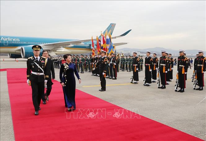 Trong ảnh: Nghi lễ đón Chủ tịch Quốc hội Nguyễn Thị Kim Ngân tại sân bay Seongnam ở Thủ đô Seoul. Ảnh: Trọng Đức - TTXVN