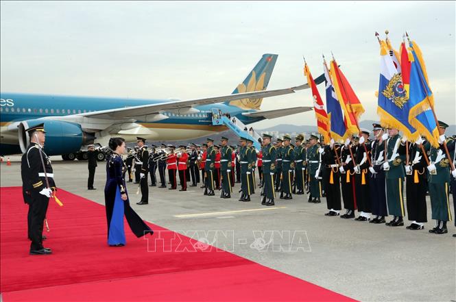 Trong ảnh: Nghi lễ đón Chủ tịch Quốc hội Nguyễn Thị Kim Ngân tại sân bay Seongnam ở Thủ đô Seoul. Ảnh: Trọng Đức - TTXVN