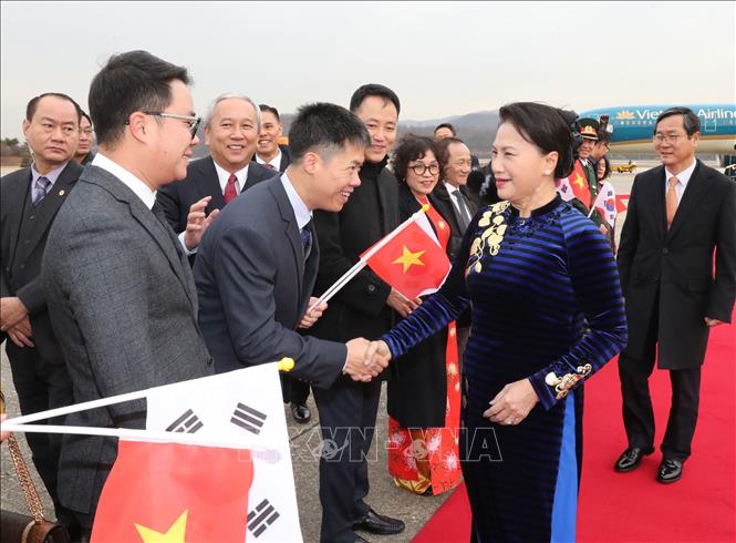 Trong ảnh: Các đại biểu Việt Nam và Hàn Quốc đón Chủ tịch Quốc hội Nguyễn Thị Kim Ngân tại sân bay Seongnam ở Thủ đô Seoul. Ảnh: Trọng Đức - TTXVN