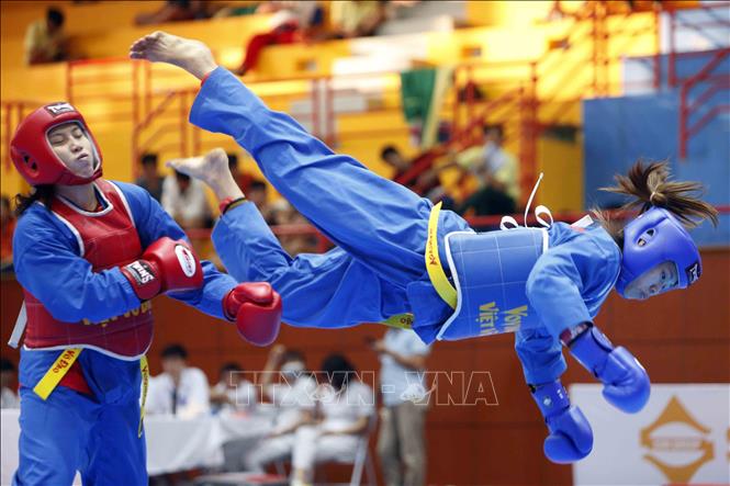 Trong ảnh: VĐV Nguyễn Thị Thìn, đoàn Hà Nội (giáp xanh) giành chiến thắng trước VĐV Hoàng Thị Dậu, đoàn Cao Bằng (giáp đỏ) ở nội dung đối kháng nữ hạng 57 kg. Ảnh: Quang Quyết - TTXVN