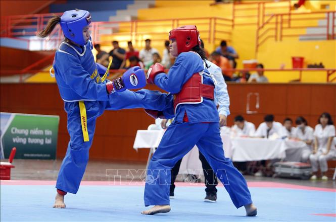 Trong ảnh: VĐV Nguyễn Thị Thìn, đoàn Hà Nội (giáp xanh) giành chiến thắng trước VĐV Hoàng Thị Dậu, đoàn Cao Bằng (giáp đỏ) ở nội dung đối kháng nữ hạng 57 kg. Ảnh: Quang Quyết - TTXVN