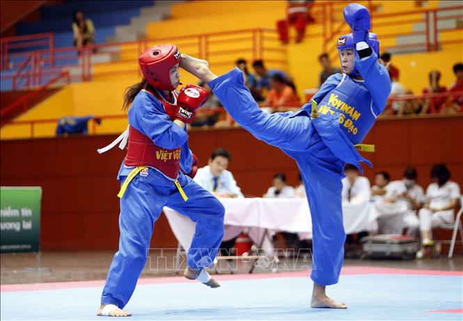 Trong ảnh: VĐV Hồ Thị Hiền, đoàn Quảng Nam (giáp xanh) giành chiến thắng trước VĐV Lê Thị Xuân Mai, đoàn Bình Dương (giáp đỏ) ở nội dung đối kháng nữ hạng 57 kg với tỷ số 3-1. Ảnh: Quang Quyết - TTXVN