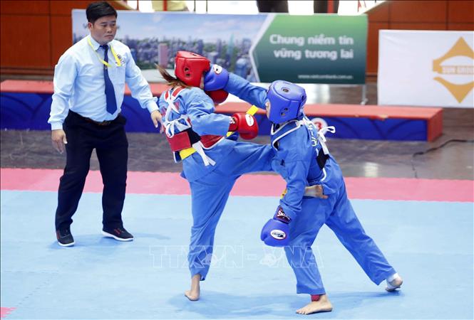 Trong ảnh: VĐV Phạm Thị Thương, đoàn Quảng Nam (giáp xanh) giành chiến thắng trước VĐV Nguyễn Thị Thanh Hằng, đoàn Phú Yên (giáp đỏ) ở nội dung đối kháng nữ hạng 51 kg. Ảnh: Quang Quyết - TTXVN