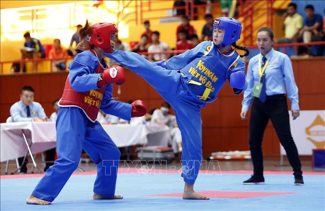 Trong ảnh: VĐV Vương Thu Cúc, đoàn Đồng Nai (giáp xanh) giành chiến thắng trước VĐV Nguyễn Thị Huệ, đoàn Hà Nội (giáp đỏ) với tỷ số 8-2 ở nội dung đối kháng nữ hạng 51 kg. Ảnh: Quang Quyết - TTXVN