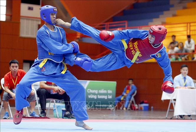 Trong ảnh: VĐV Nguyễn Hoàng Thạch, đoàn Đồng Nai (giáp đỏ) xuất sắc vượt qua VĐV Đỗ Xuân Hiếu, đoàn Quảng Nam (giáp xanh) ở nội dung đối kháng nam hạng 64 kg. Ảnh: Quang Quyết - TTXVN