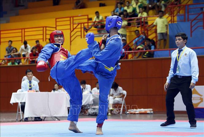 Trong ảnh: VĐV Đỗ Lý Minh Toàn, đoàn Thành phố Hồ Chí Minh (giáp đỏ) xuất sắc vượt qua VĐV Lý Chính Đại, đoàn Phú Yên (giáp xanh) ở nội dung đối kháng nam hạng 64 kg. Ảnh: Quang Quyết - TTXVN