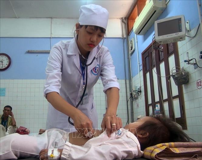 Trong ảnh: Bác sĩ tại Khoa Hồi sức cấp cứu, Bệnh viện Sản - Nhi Phú Yên thăm khám cho bệnh nhi mắc sốt xuất huyết. Ảnh Xuân Triệu - TTXVN