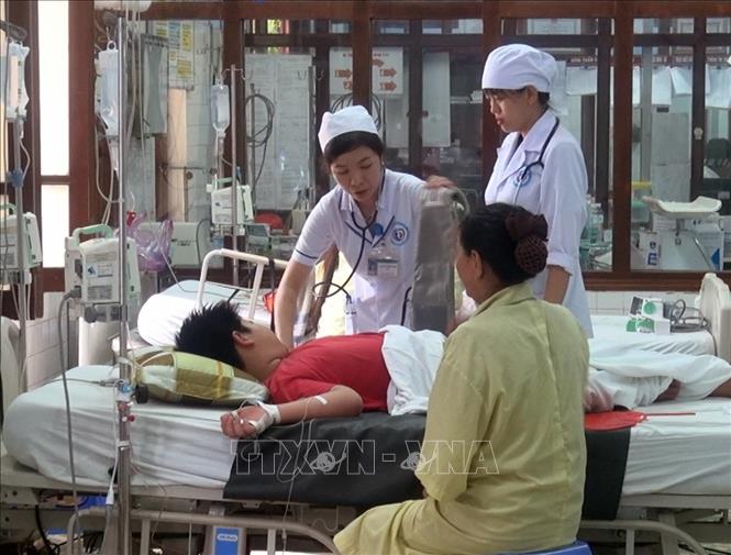 Trong ảnh: Bác sĩ tại Khoa Hồi sức cấp cứu, Bệnh viện Sản - Nhi Phú Yên thăm khám cho bệnh nhân mắc sốt xuất huyết. Ảnh Xuân Triệu - TTXVN