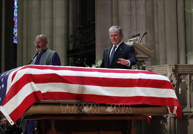 Trong ảnh: Cựu Tổng thống Mỹ George W. Bush đặt tay lên linh cữu cố Tổng thống 