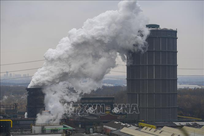 Trong ảnh: Khí thải bốc lên từ mỏ than ở Bottrop, Đức ngày 20/11/2018. Ảnh: AFP/ TTXVN