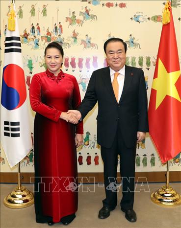Trong ảnh: Chủ tịch Quốc hội Hàn Quốc Moon Hee-sang đón Chủ tịch Quốc hội Nguyễn Thị Kim Ngân tại Trụ sở Quốc hội Hàn Quốc ở Thủ đô Seoul. Ảnh: Trọng Đức - TTXVN  