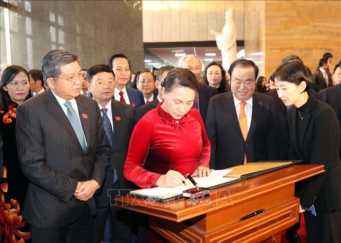 Trong ảnh: Chủ tịch Quốc hội Nguyễn Thị Kim Ngân ghi sổ lưu niệm tại Trụ sở Quốc hội Hàn Quốc ở Thủ đô Seoul. Ảnh: Trọng Đức - TTXVN