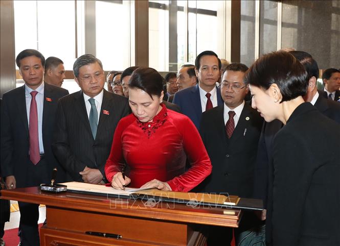 Trong ảnh: Chủ tịch Quốc hội Nguyễn Thị Kim Ngân ghi sổ lưu niệm tại Trụ sở Quốc hội Hàn Quốc ở Thủ đô Seoul. Ảnh: Trọng Đức - TTXVN