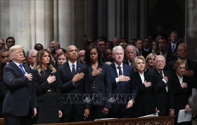 Trong ảnh: Tổng thống Mỹ Donald Trump (trái) cùng phu nhân, các cựu Tổng thống Mỹ cùng nhiều nhà lãnh đạo quốc tế tiễn biệt cố Tổng thống George H.W. Bush tại Nhà thờ Quốc gia ở thủ đô Washington DC., ngày 5/12/2018. Ảnh: AFP/ TTXVN