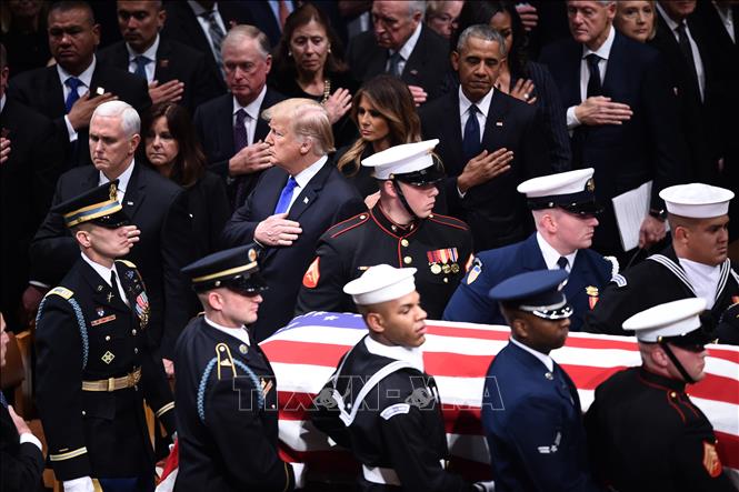 Trong ảnh: Tổng thống Mỹ Donald Trump (giữa) cùng phu nhân, các cựu Tổng thống Mỹ cùng nhiều nhà lãnh đạo quốc tế tiễn biệt cố Tổng thống George H.W. Bush tại Nhà thờ Quốc gia ở thủ đô Washington DC., ngày 5/12/2018. Ảnh: AFP/ TTXVN