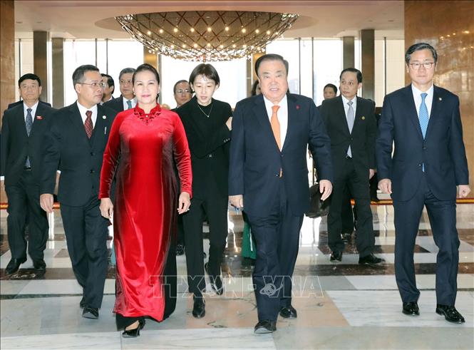 Trong ảnh: Chủ tịch Quốc hội Hàn Quốc Moon Hee-sang đón Chủ tịch Quốc hội Nguyễn Thị Kim Ngân tại Trụ sở Quốc hội ở Thủ đô Seoul. Ảnh: Trọng Đức - TTXVN