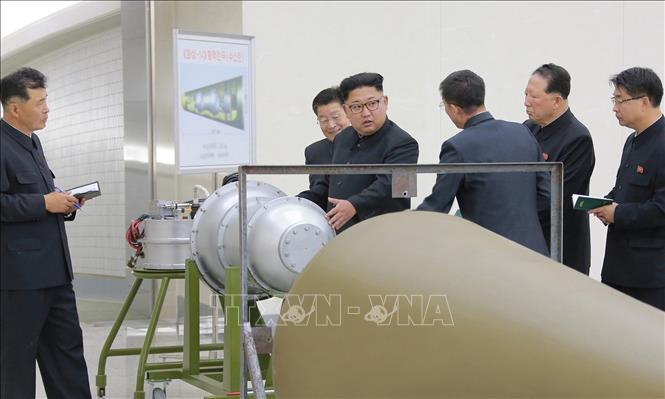 Trong ảnh (tư liệu): Nhà lãnh đạo Triều Tiên Kim Jong-un (thứ 4, phải) thị sát một cơ sở hạt nhân của nước này tại Bình Nhưỡng ngày 3/9/2017. Ảnh: Reuters/ TTXVN