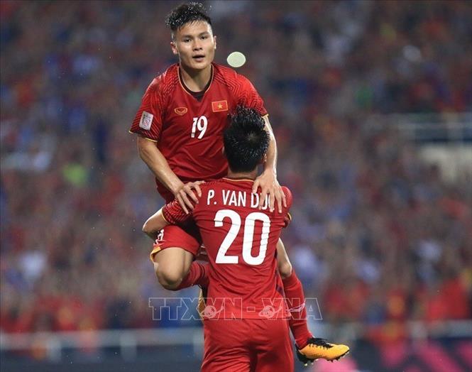Trong ảnh: Phút 82, Quang Hải ghi bàn mở tỷ số 1-0 sau pha nỗ lực đi bóng và có đường chuyền như đặt của Phan Văn Đức (20). Ảnh: Trọng Đạt - TTXVN