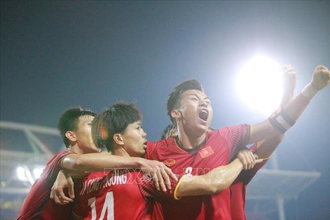 Trong ảnh: Các cầu thủ đội tuyển Việt Nam ăn mừng bàn thắng ghi vào lưới đội tuyển Philippines . Ảnh: Trọng Đạt - TTXVN