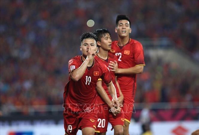 Trong ảnh: Với bàn thắng mở tỷ số 1-0 ở phút 82, Quang Hải (19) đã giải tỏa tâm lý và góp phần vào chiến thắng của Việt Nam trong trận đấu khó khăn với Philippines ở bán kết lượt về. Ảnh: Trọng Đạt - TTXVN
