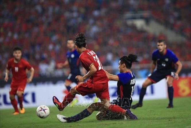Trong ảnh: Phan Văn Đức (số 20) nỗ lực vượt qua sự truy cản của cầu thủ đội tuyển  Philippines. Ảnh: Trọng Đạt - TTXVN