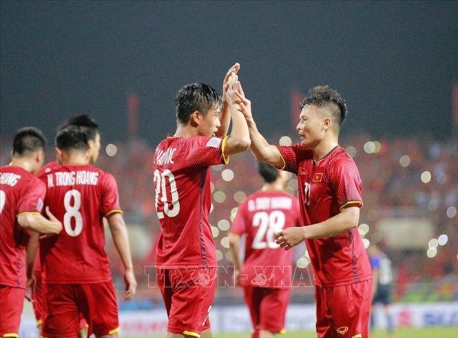 Trong ảnh: Quang Hải (19, phải) và Phan Văn Đức (20) tiếp tục duy trì phong độ cao trong trận đấu này, góp phần quan trọng vào chiến thắng của tuyển Việt Nam. Ảnh: Trọng Đạt - TTXVN