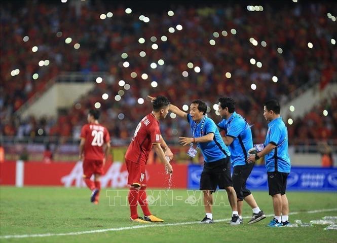 Photo: Number 19 Quang Hai receives guidance from the coaching team during the match. VNA Photo: Trọng Đạt