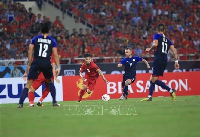 Photo: Number 19 Quang Hai received the greatest attention from the opposing team members. VNA Photo: Trọng Đạt