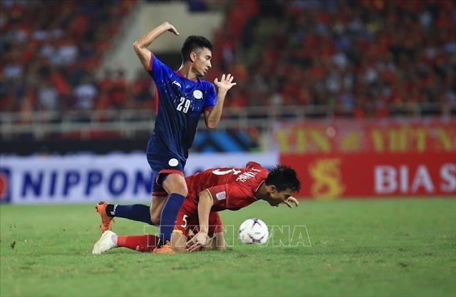 Photo: An intense fight for the ball between players of Vietnam and Philippines. VNA Photo: Trọng Đạt