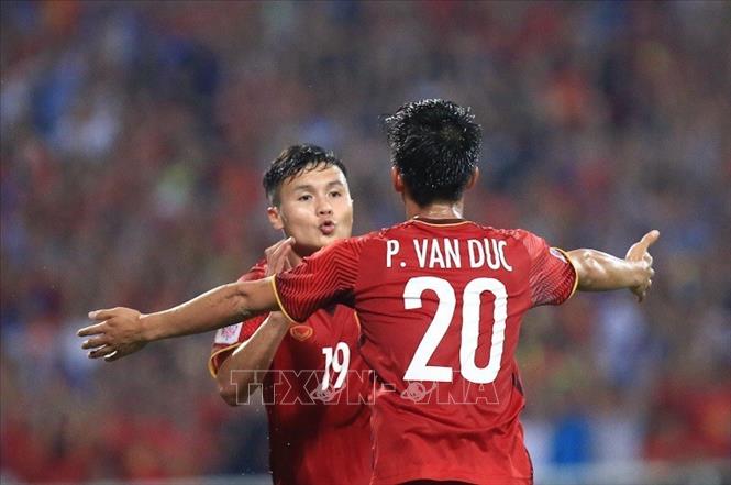 Trong ảnh: Nguyễn Quang Hải (19) và Phan Văn Đức (20) - những trụ cột của đội tuyển Việt Nam trong hành trình chinh phục AFF Suzuki Cup 2018. Ảnh: Trọng Đạt - TTXVN