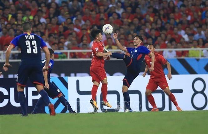 Photo: Number 19 Nguyen Quang Hai heads the ball to prevent a shoot from the opposing team player. VNA Photo: Trọng Đạt 