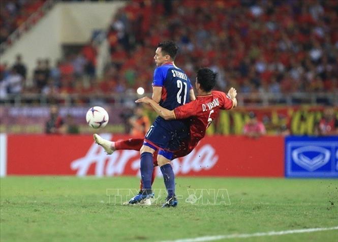 Photo: An intense fight for the ball between the players of Vietnam and Philippines. VNA Photo: Trọng Đạt 