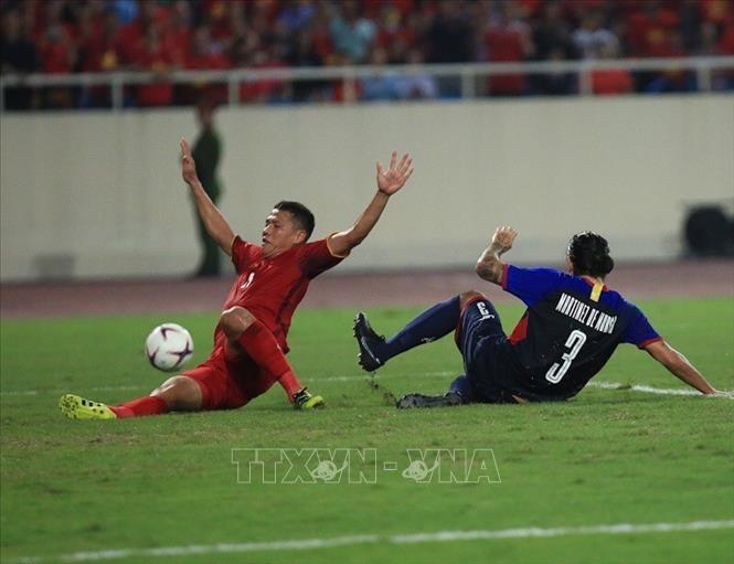 Photo: A missed catch of number 11 Anh Duc after his team member tried to pass the ball for him to attempt a shoot. VNA Photo: Trọng Đạt 