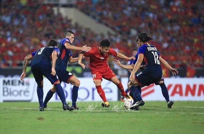 Photo: Number 19 Quang Hai surrounded by members of the opposing team. VNA Photo: Trọng Đạt