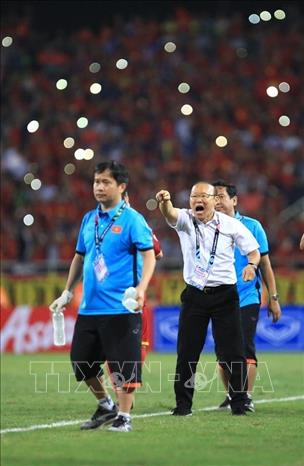 Trong ảnh: Thêm một lần nữa, HLV Park Hang-seo lại thể hiện bản lĩnh và tài cầm quân, giúp Việt Nam vượt qua Philippines để hiên ngang tiến vào chung kết AFF Suzuki Cup 2018. Ảnh: Trọng Đạt - TTXVN 