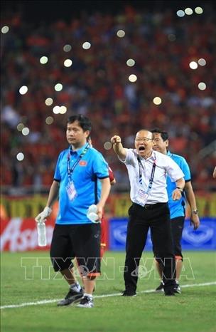 Photo: Coach Park Hang-seo guiding Vietnamese players on the field. VNA Photo: Trọng Đạt 