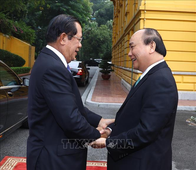 Trong ảnh: Thủ tướng Nguyễn Xuân Phúc đón Thủ tướng Campuchia Samdech Techo Hun Sen. Ảnh: Thống Nhất – TTXVN
