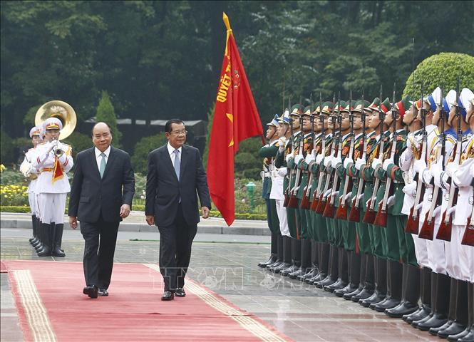 Trong ảnh: Thủ tướng Nguyễn Xuân Phúc và Thủ tướng Campuchia Samdech Techo Hun Sen duyệt Đội danh dự Quân đội nhân dân Việt Nam. Ảnh: Thống Nhất – TTXVN

