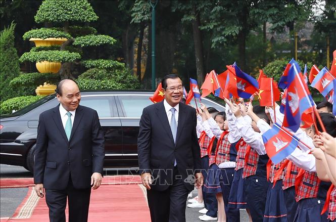 Trong ảnh: Thủ tướng Nguyễn Xuân Phúc và Thủ tướng Campuchia Samdech Techo Hun Sen tại lễ đón. Ảnh: Thống Nhất – TTXVN
