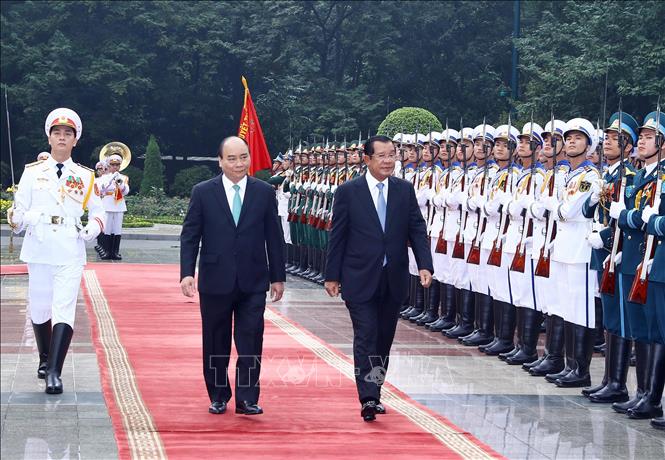 Trong ảnh: Thủ tướng Nguyễn Xuân Phúc và Thủ tướng Campuchia Samdech Techo Hun Sen duyệt Đội danh dự Quân đội nhân dân Việt Nam. Ảnh: Thống Nhất – TTXVN
