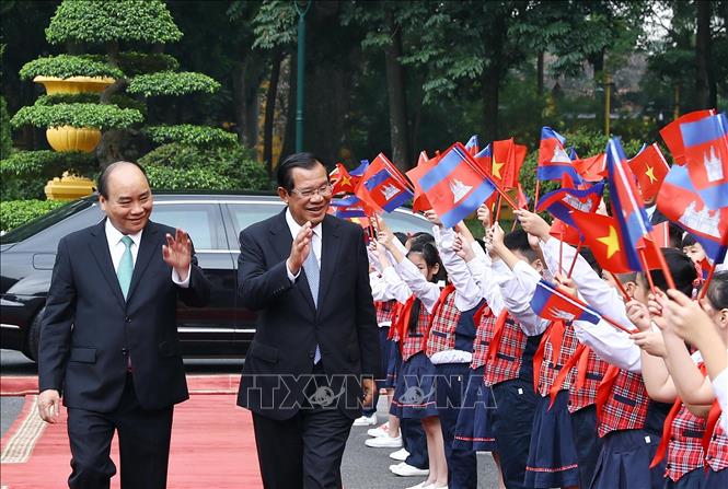 Trong ảnh: Thiếu nhi Hà Nội vẫy cờ hai nước, chào mừng chuyến thăm chính thức tới Việt Nam của Thủ tướng Vương quốc Campuchia Samdech Techo Hun Sen. Ảnh: Thống Nhất – TTXVN
