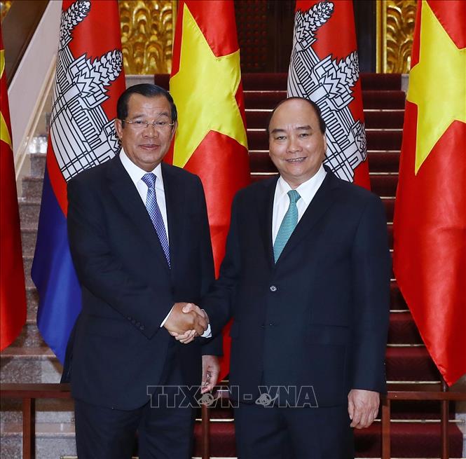 Trong ảnh: Thủ tướng Nguyễn Xuân Phúc và Thủ tướng Campuchia Samdech Techo Hun Sen chụp ảnh chung trước hội đàm. Ảnh: Thống Nhất – TTXVN