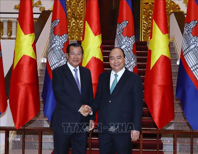 Trong ảnh: Thủ tướng Nguyễn Xuân Phúc và Thủ tướng Campuchia Samdech Techo Hun Sen chụp ảnh chung trước hội đàm. Ảnh: Thống Nhất – TTXVN
