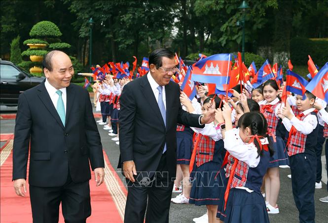 Trong ảnh: Thủ tướng Nguyễn Xuân Phúc và Thủ tướng Campuchia Samdech Techo Hun Sen với thiếu nhi Hà Nội tại lễ đón. Ảnh: Thống Nhất – TTXVN