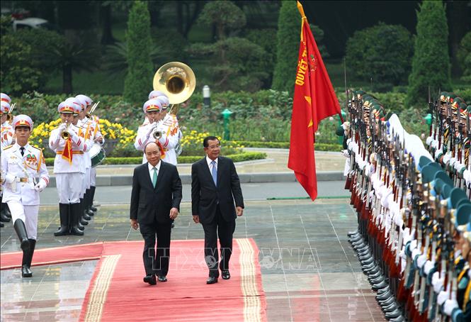Trong ảnh: Thủ tướng Nguyễn Xuân Phúc và Thủ tướng Campuchia Samdech Techo Hun Sen duyệt Đội danh dự Quân đội nhân dân Việt Nam. Ảnh: Văn Điệp – TTXVN