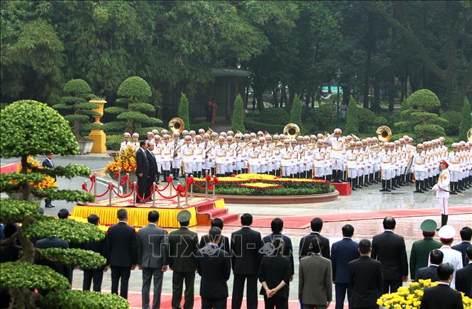 Trong ảnh: Thủ tướng Nguyễn Xuân Phúc và Thủ tướng Campuchia Samdech Techo Hun Sen trên bục danh dự, thực hiện nghi lễ chào cờ. Ảnh: Văn Điệp – TTXVN