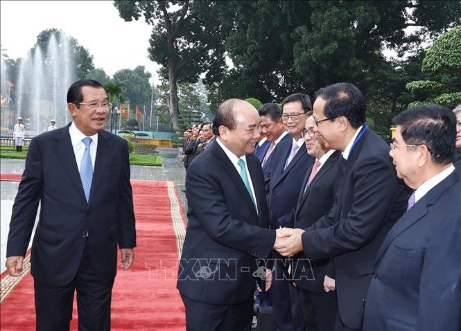Trong ảnh: Thủ tướng Nguyễn Xuân Phúc bắt tay các thành viên chính thức đoàn Campuchia. Ảnh: Thống Nhất – TTXVN
